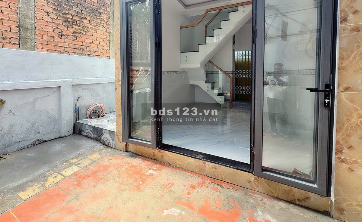 Chính chủ bán nhà đẹp hẻm Bùi Văn Ba, trung tâm Q7, 1 trệt - 1 lầu - Ban công ( 2 p.ngủ )