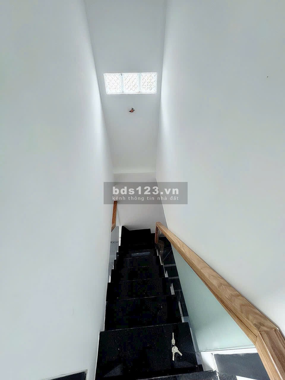 Chính chủ bán nhà đẹp hẻm Bùi Văn Ba, trung tâm Q7, 1 trệt - 1 lầu - Ban công ( 2 p.ngủ )