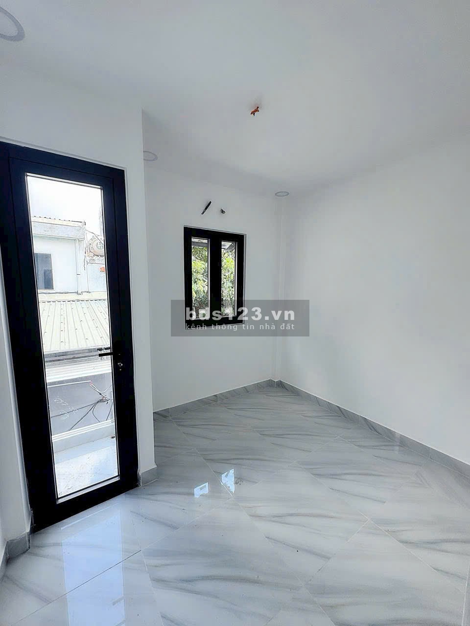 Chính chủ bán nhà đẹp hẻm Bùi Văn Ba, trung tâm Q7, 1 trệt - 1 lầu - Ban công ( 2 p.ngủ )