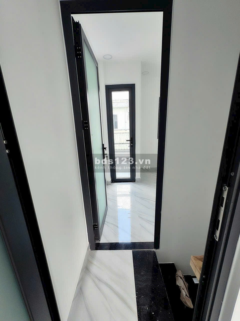 Chính chủ bán nhà đẹp hẻm Bùi Văn Ba, trung tâm Q7, 1 trệt - 1 lầu - Ban công ( 2 p.ngủ )