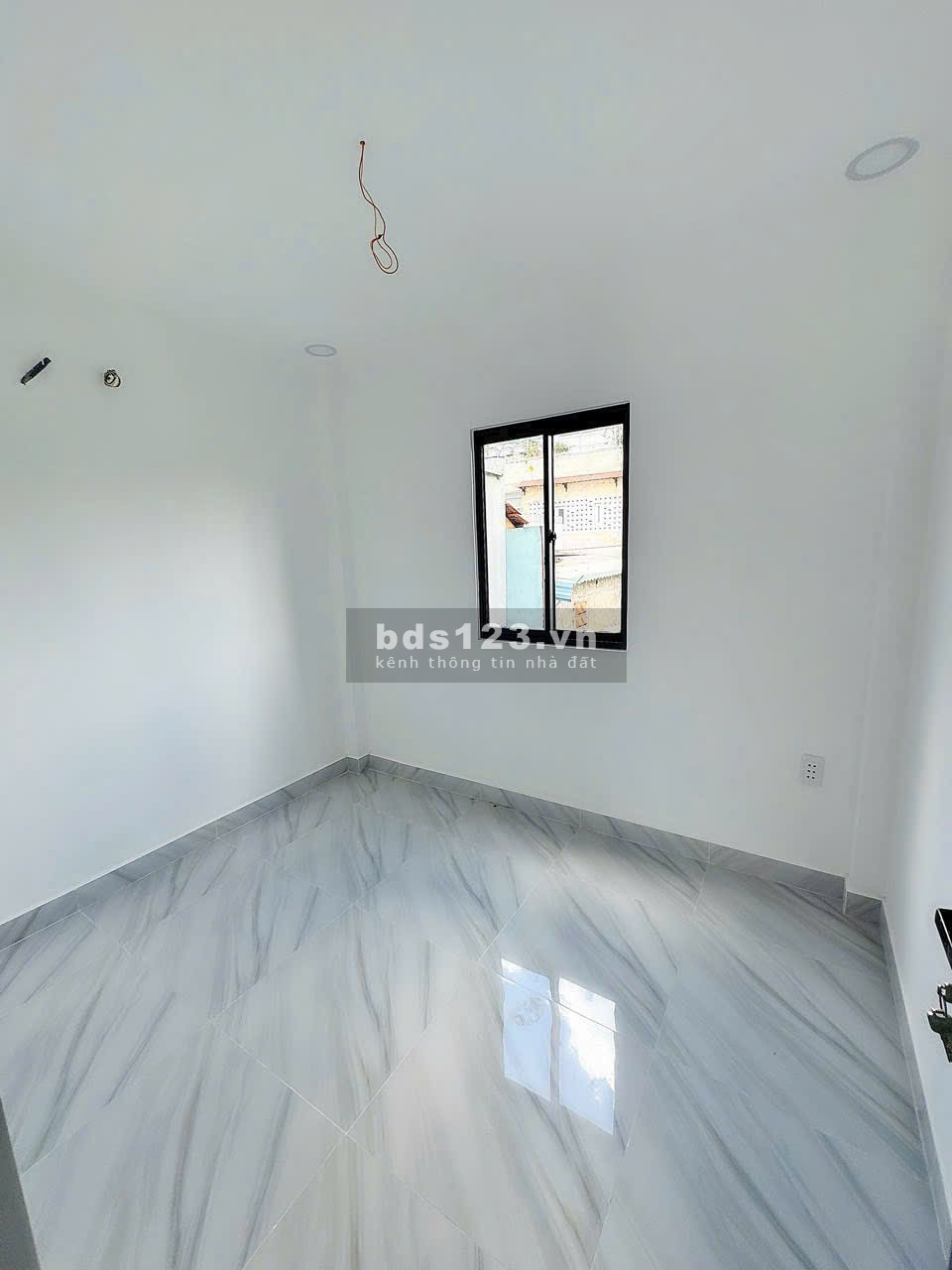 Chính chủ bán nhà đẹp hẻm Bùi Văn Ba, trung tâm Q7, 1 trệt - 1 lầu - Ban công ( 2 p.ngủ )