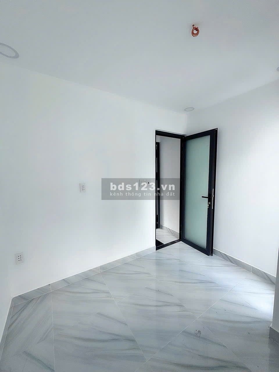 Chính chủ bán nhà đẹp hẻm Bùi Văn Ba, trung tâm Q7, 1 trệt - 1 lầu - Ban công ( 2 p.ngủ )