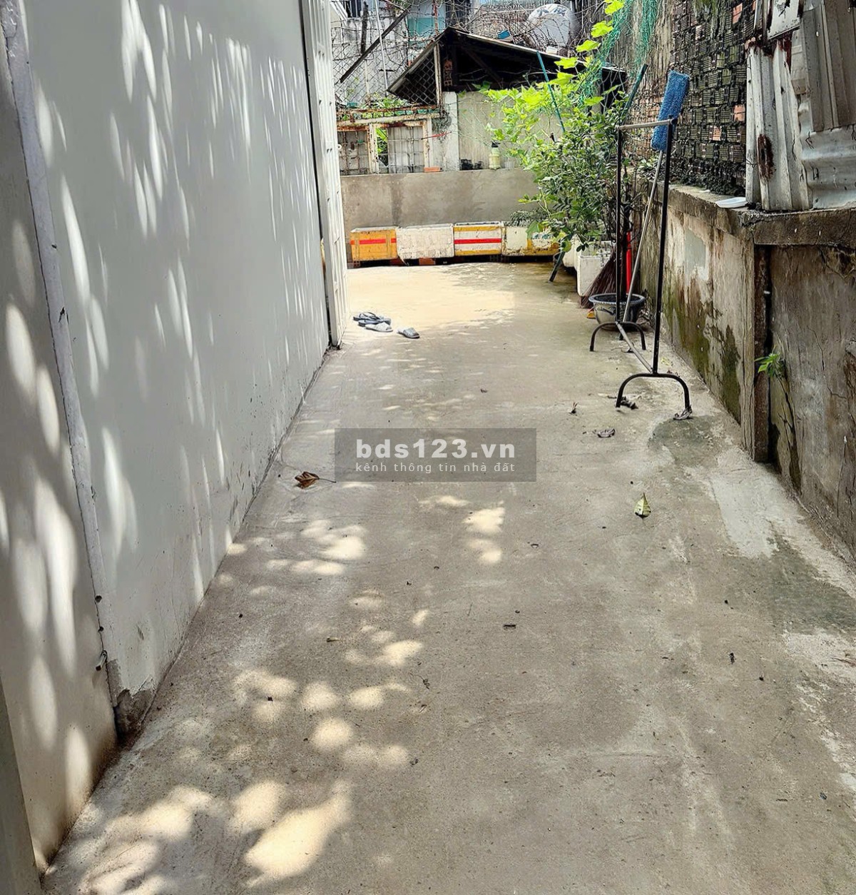 Chính chủ bán nhà đẹp hẻm Bùi Văn Ba, trung tâm Q7, 1 trệt - 1 lầu - Ban công ( 2 p.ngủ )