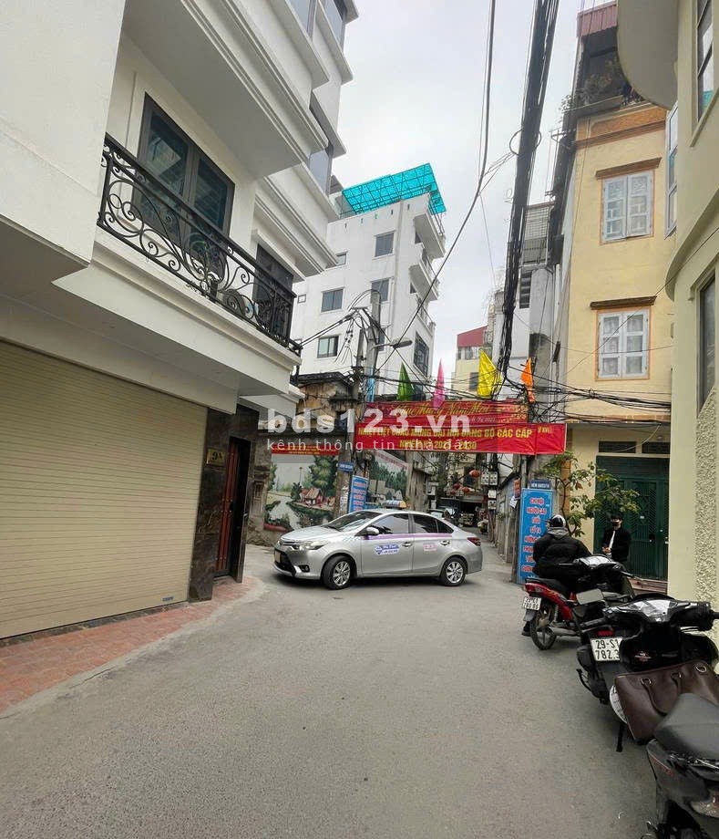 Bán nhà Phố Cầu Giấy, ô tô đỗ cổng, nhà ngõ riêng, an ninh tốt, giá 8.5 tỷ