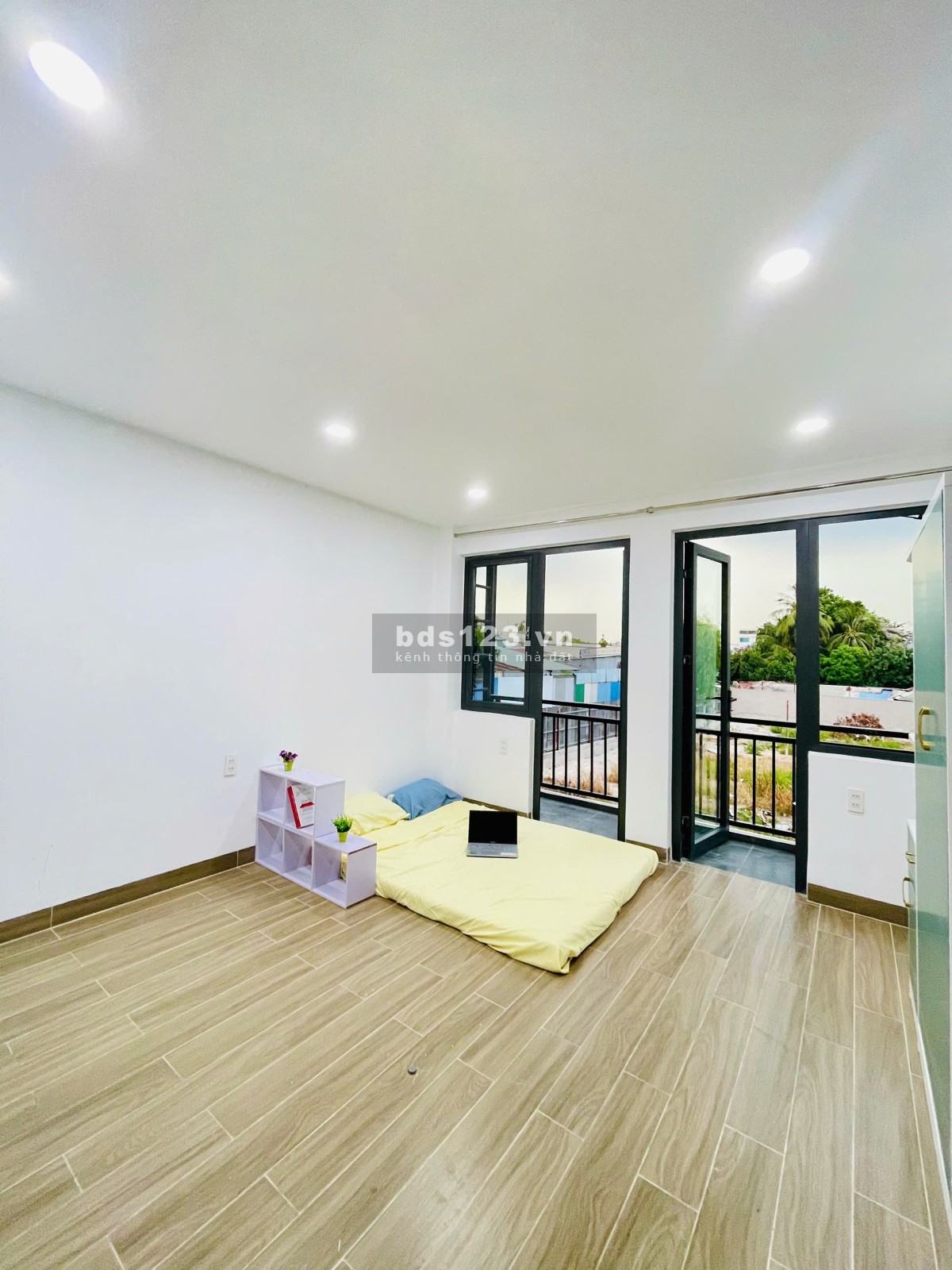 Khai trương căn hộ ban công nội thất cao cấp, cửa vân tay xin xò