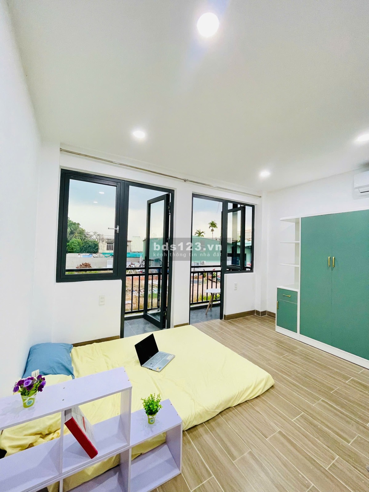 Khai trương căn hộ ban công nội thất cao cấp, cửa vân tay xin xò