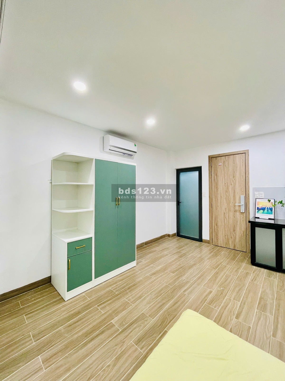 Khai trương căn hộ ban công nội thất cao cấp, cửa vân tay xin xò