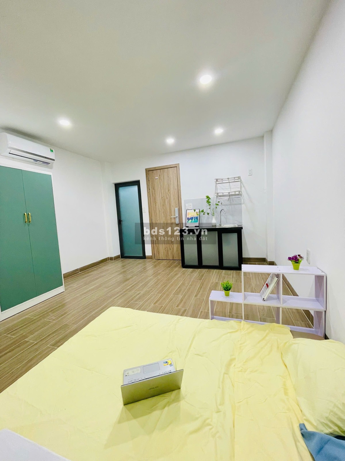 Khai trương căn hộ ban công nội thất cao cấp, cửa vân tay xin xò