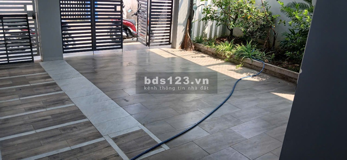 Căn BIỆT THỰ 3 TẦNG. Đ. Trần Văn Hiển, Trung An, TP Mỹ Tho. Hẻm Ô tô lưu thông 2 chiều.
