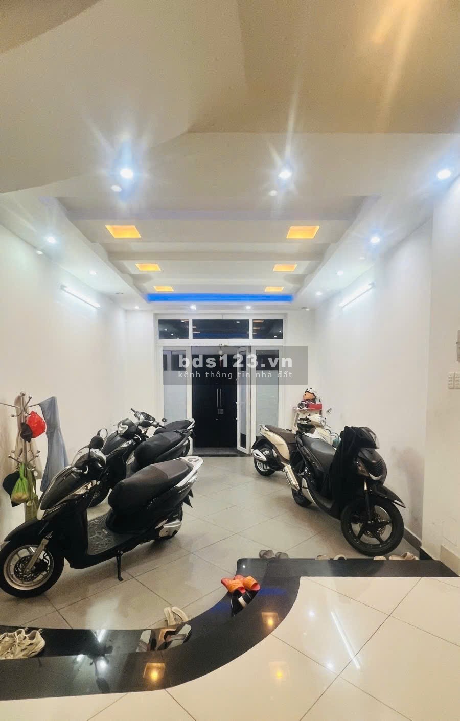 Bán nhà Quận 3 – 4.1m x 18m – 5 tầng – Hẻm xe tải – Ô tô vào nhà – Thích hợp kinh doanh
