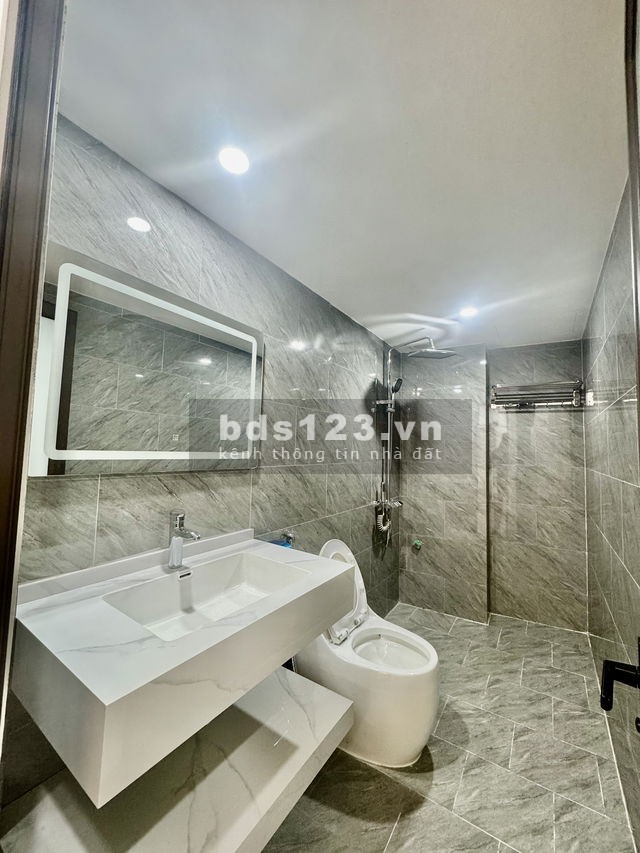 Bán gấp nhà Phố Cầu Giấy, sổ nở hậu, 5 tầng dân xây kiên cố, ô tô đỗ cửa, giá 9.4 tỷ