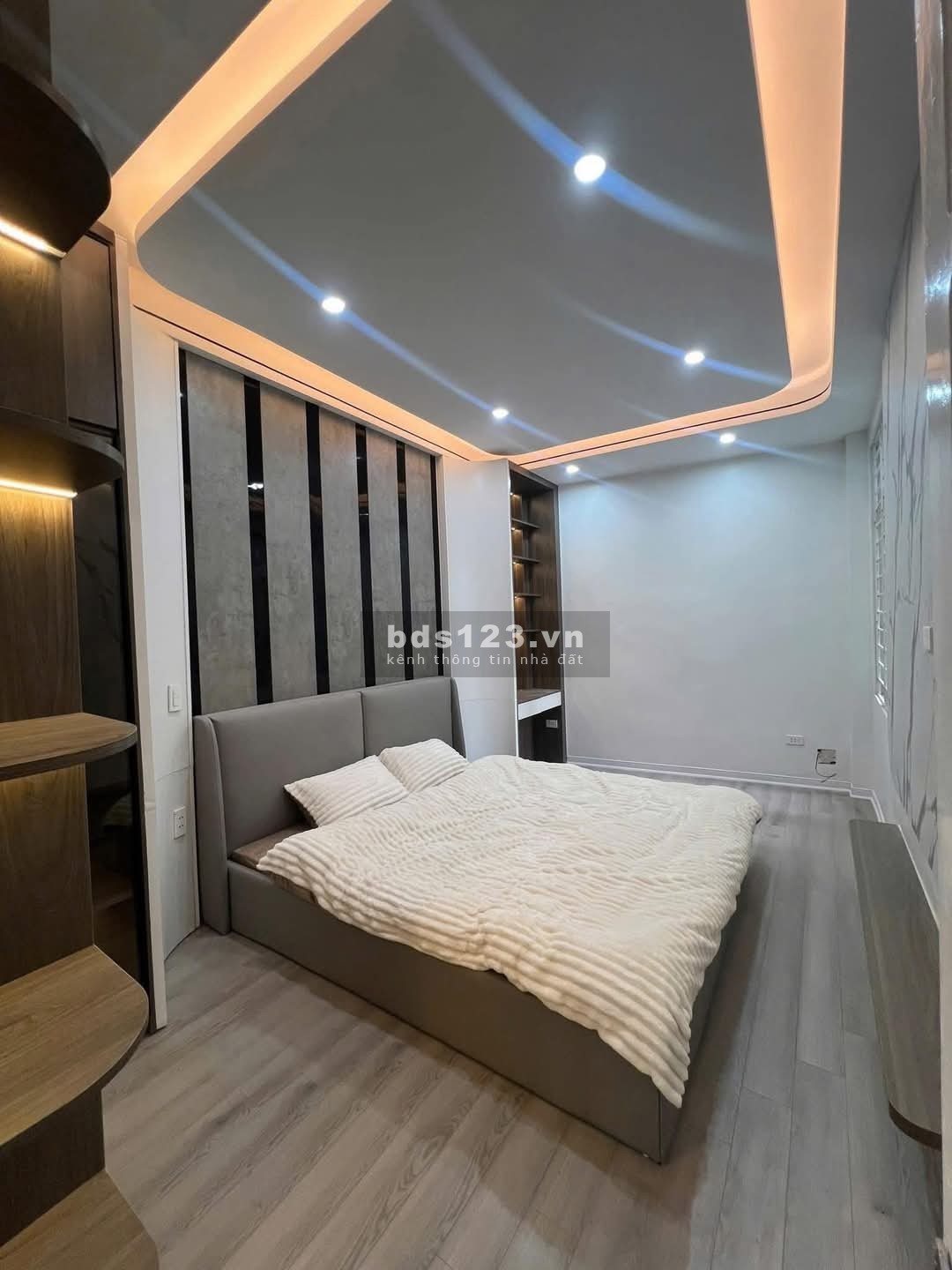 Bán nhà 5 Tầng Hoàng Hoa Thám - Ngõ thông tứ phía, 28m2 chỉ 5.8 tỷ – Căn đáng mua nhất khu vực!