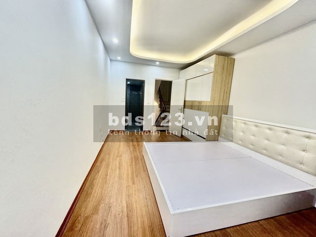 Bán gấp nhà Phố Cầu Giấy, sổ nở hậu, 5 tầng dân xây kiên cố, ô tô đỗ cửa, giá 9.4 tỷ