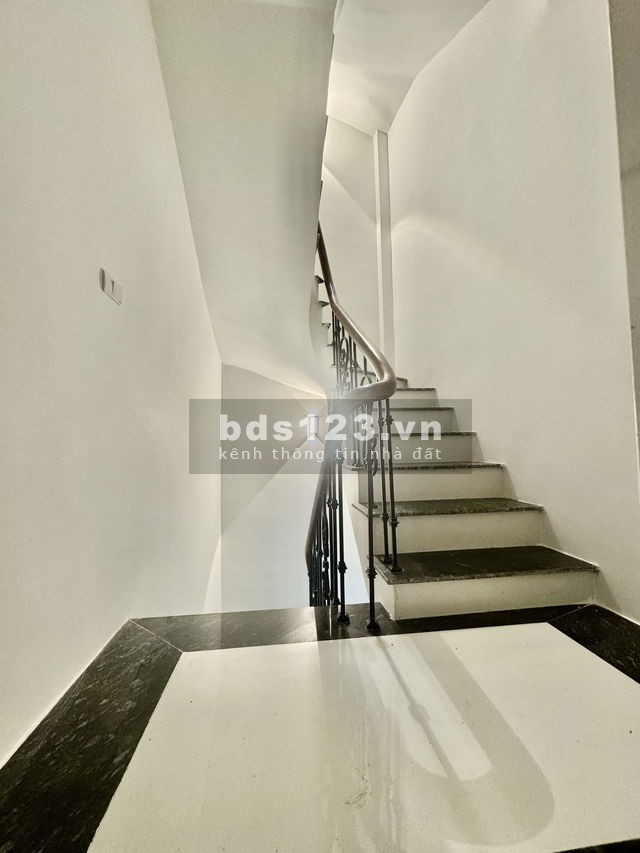Bán gấp nhà Phố Cầu Giấy, sổ nở hậu, 5 tầng dân xây kiên cố, ô tô đỗ cửa, giá 9.4 tỷ