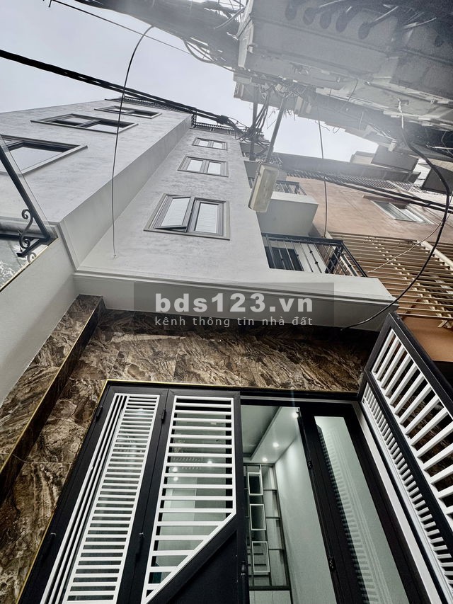 Bán gấp nhà Phố Cầu Giấy, sổ nở hậu, 5 tầng dân xây kiên cố, ô tô đỗ cửa, giá 9.4 tỷ