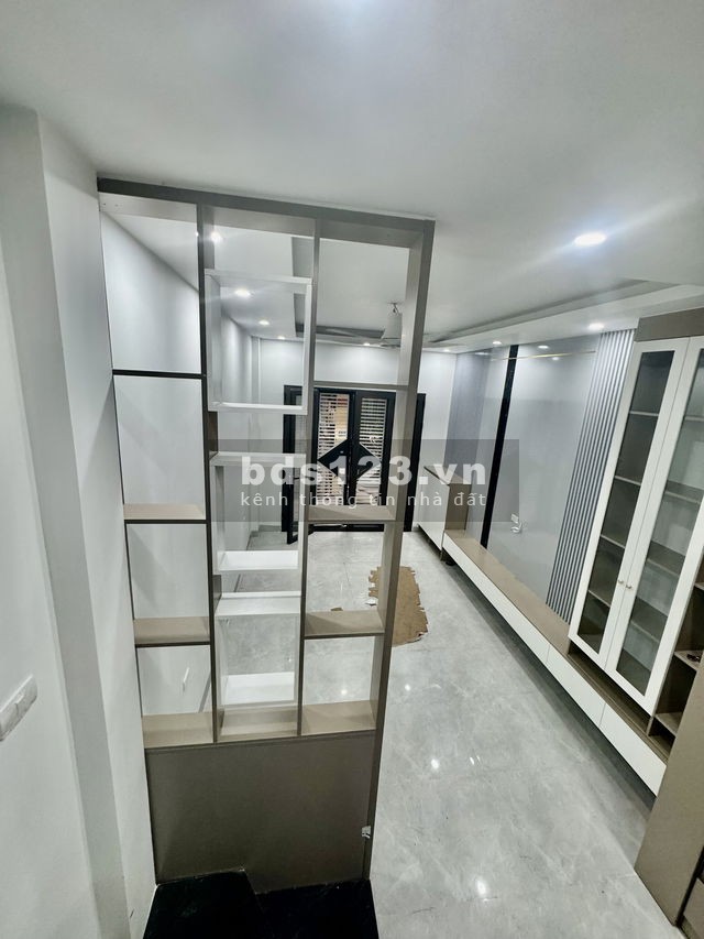 Bán gấp nhà Phố Cầu Giấy, sổ nở hậu, 5 tầng dân xây kiên cố, ô tô đỗ cửa, giá 9.4 tỷ