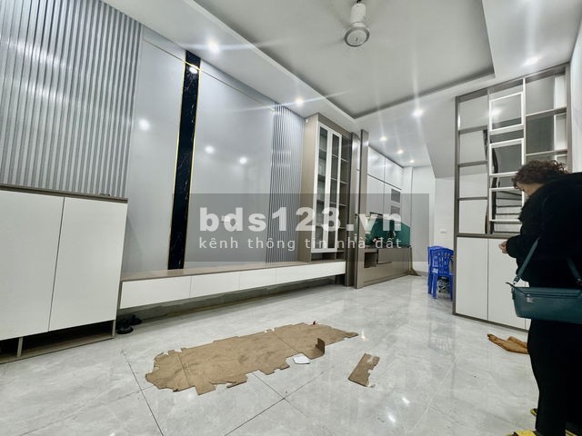 Bán gấp nhà Phố Cầu Giấy, sổ nở hậu, 5 tầng dân xây kiên cố, ô tô đỗ cửa, giá 9.4 tỷ