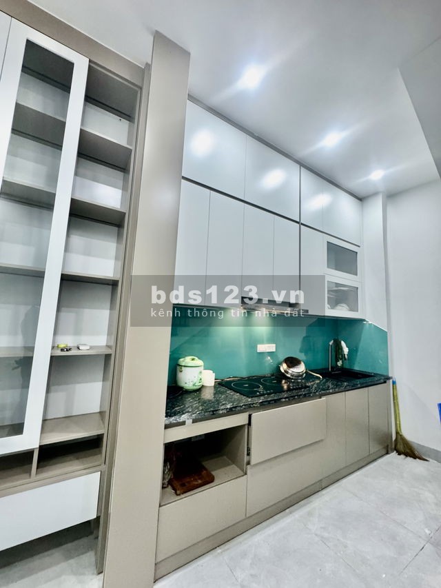 Bán gấp nhà Phố Cầu Giấy, sổ nở hậu, 5 tầng dân xây kiên cố, ô tô đỗ cửa, giá 9.4 tỷ