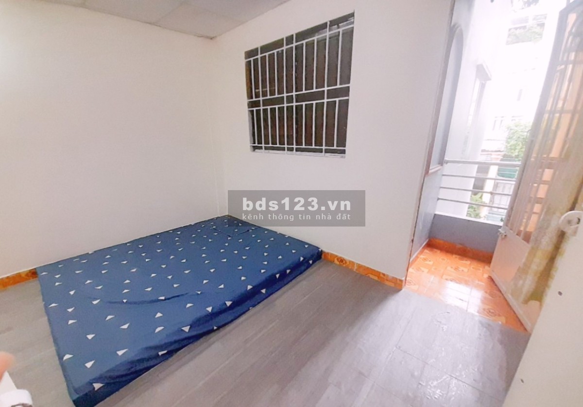 Phòng trọ có ban công rộng 25m², full nội thất, trung tâm Quận 1, 3, 5