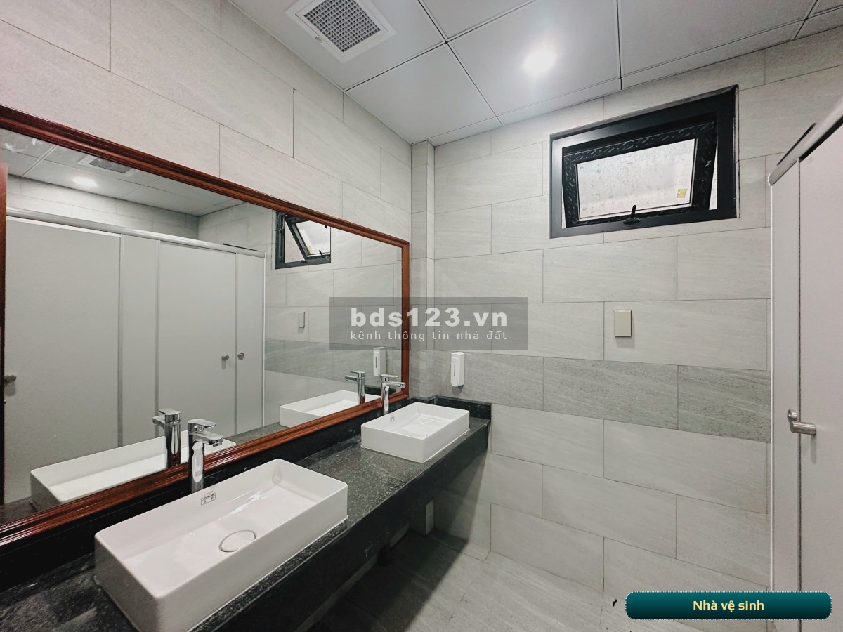 Serepok cho thuê sàn văn phòng truyền thống 180m² – Ban công lớn, view Landmark 81 (Chính chủ)