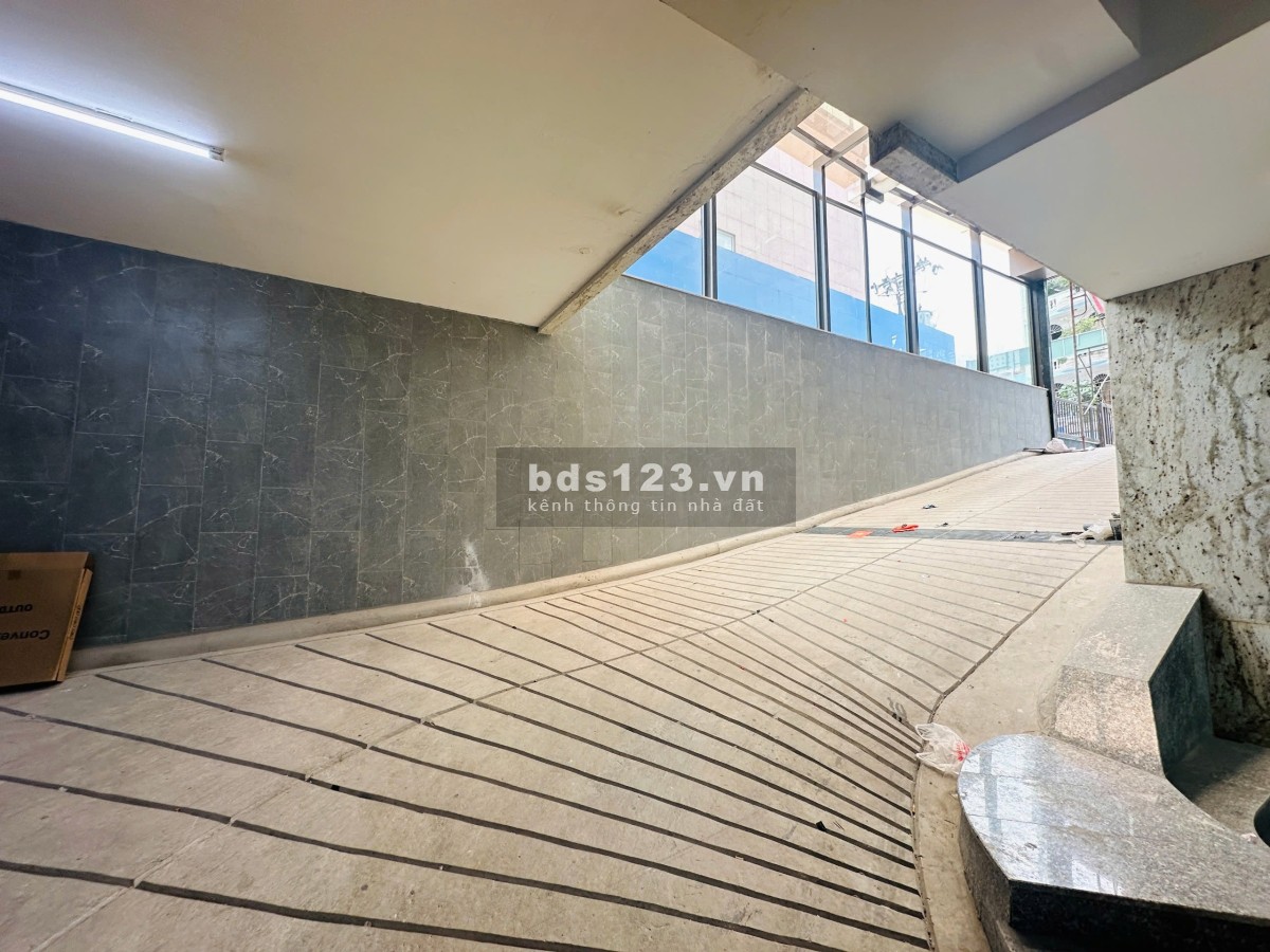 Serepok cho thuê sàn văn phòng truyền thống 180m² – Ban công lớn, view Landmark 81 (Chính chủ)