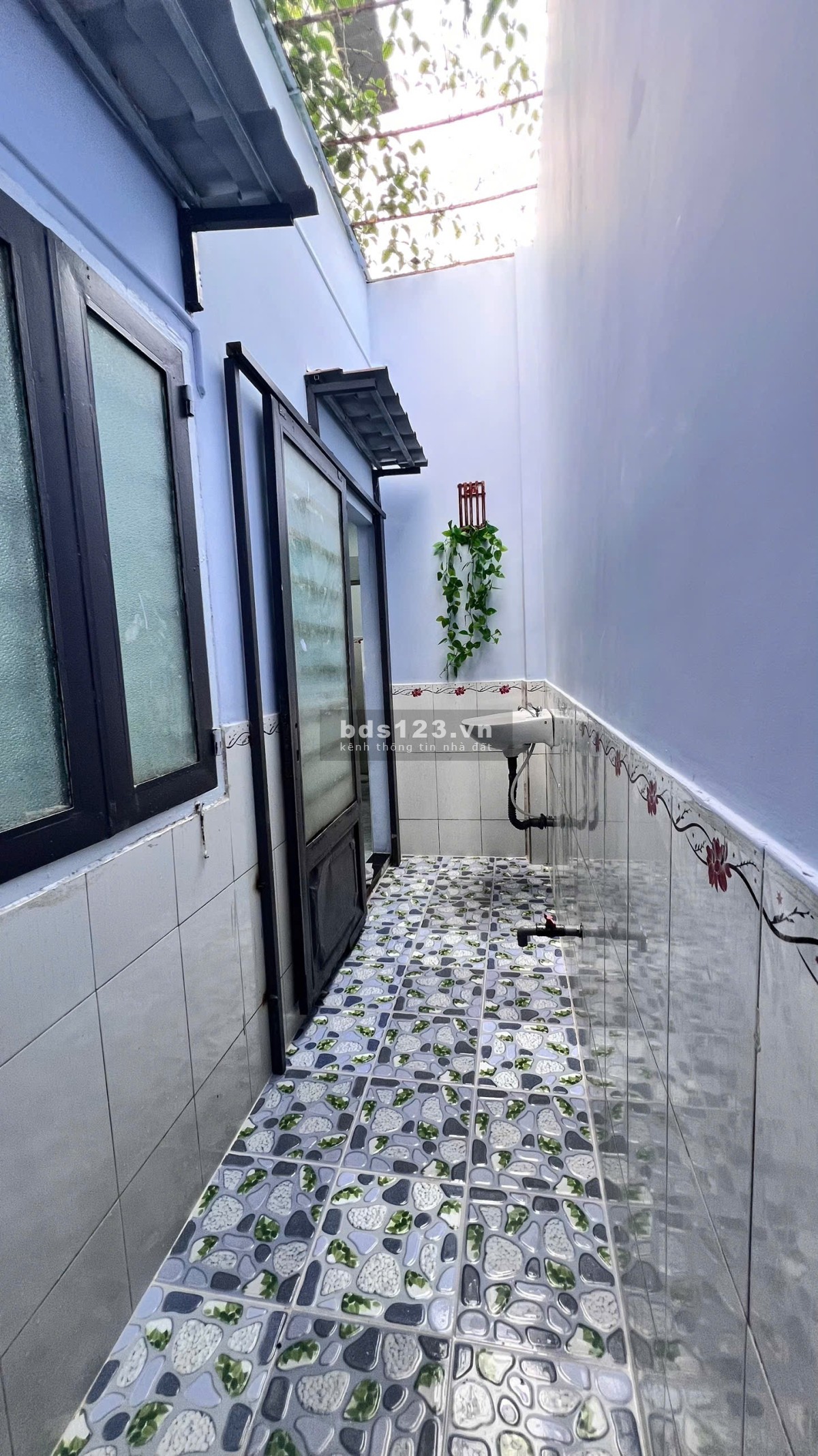 Nhà bán đường Quốc lộ 50 - DT = 4m x 12m, nở Hậu - 7m 2 PN - 1 toilet, 1PN, khách