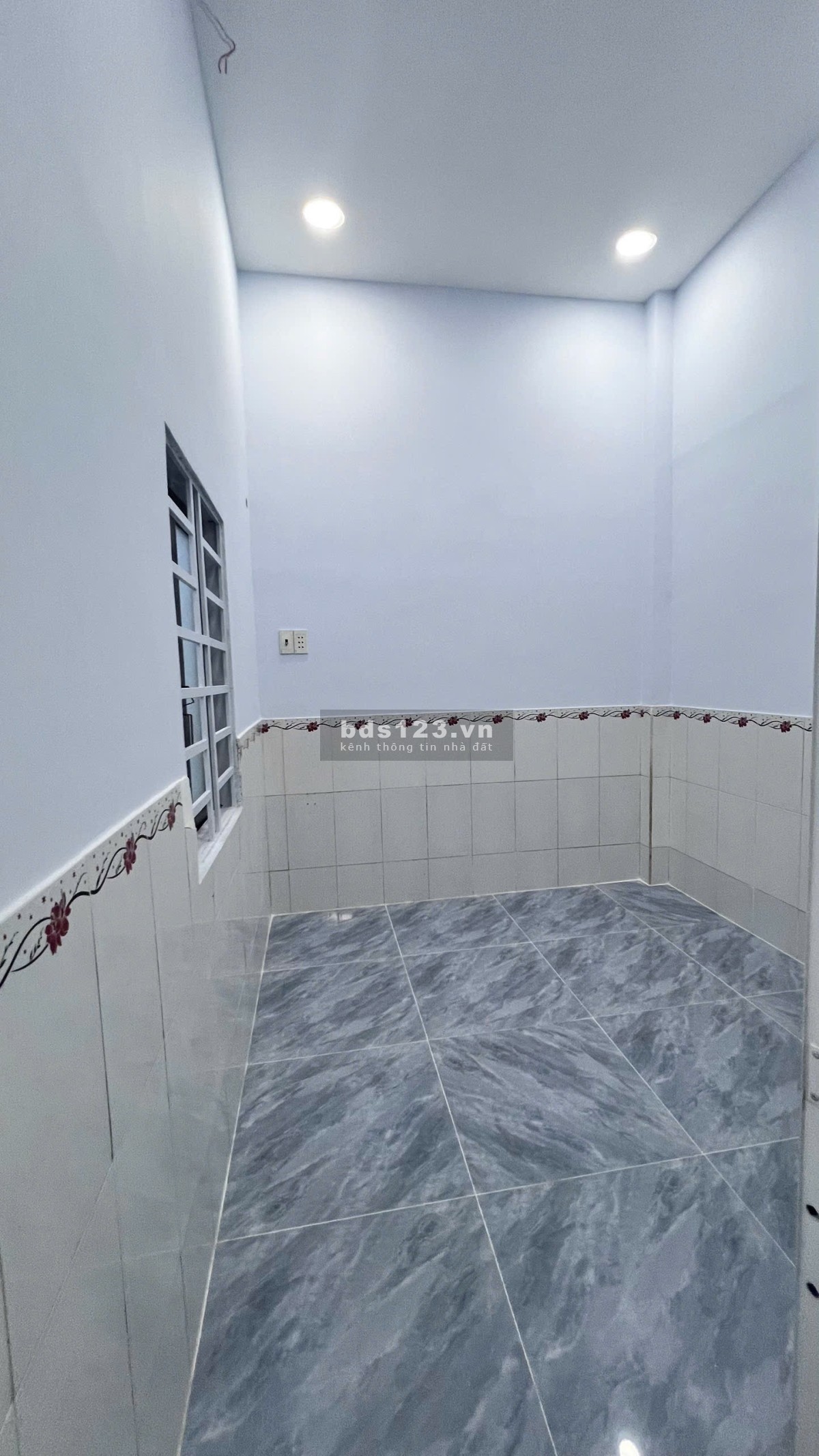 Nhà bán đường Quốc lộ 50 - DT = 4m x 12m, nở Hậu - 7m 2 PN - 1 toilet, 1PN, khách