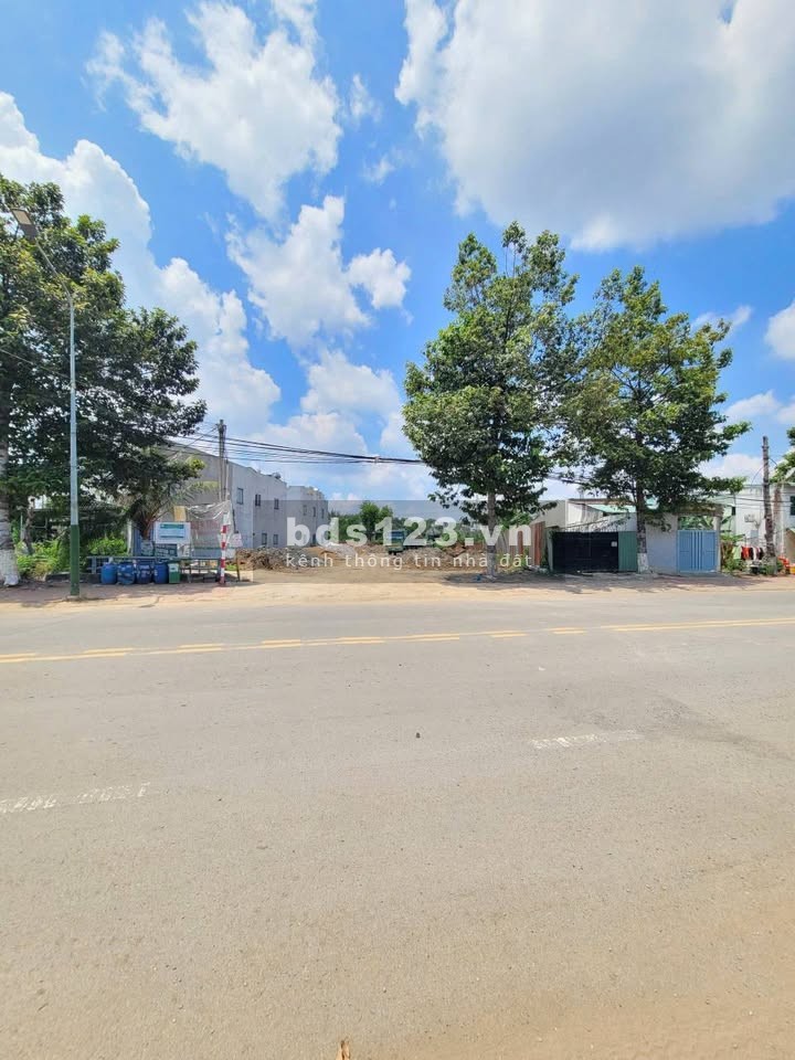 Chính chủ cần bán lô đất 300m2 ngay mặt tiền đường nhựa vị trí sau lưng ủy ban xã Minh Thành