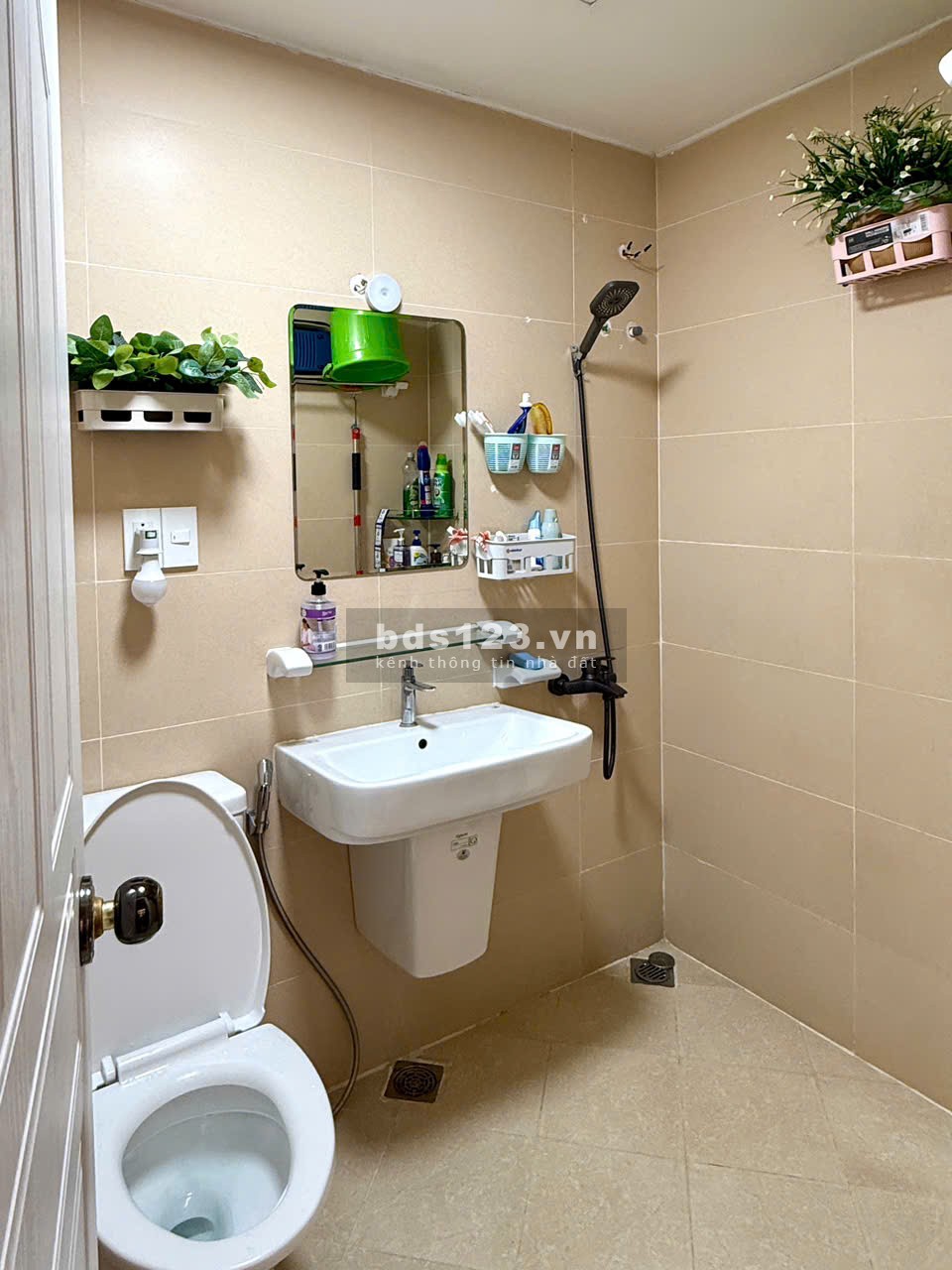 Bán căn 62m2 Hoàng Kim Thế Gia sổ hồng, full nội thất, TT 850tr ở ngay