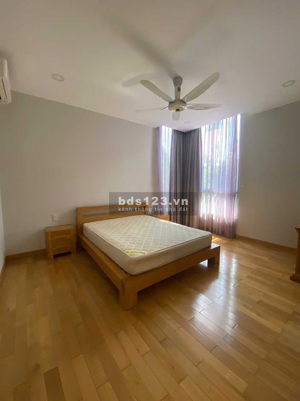 Cho thuê gấp biệt thự cao cấp RIVIERA COVE, 490m2 1 trệt 2 lầu 5PN Full nội thất, giá chỉ 50tr/Th