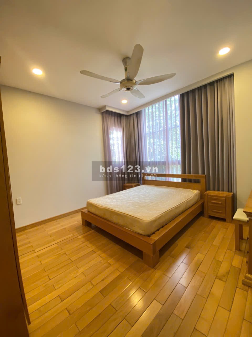 Cho thuê gấp biệt thự cao cấp RIVIERA COVE, 490m2 1 trệt 2 lầu 5PN Full nội thất, giá chỉ 50tr/Th