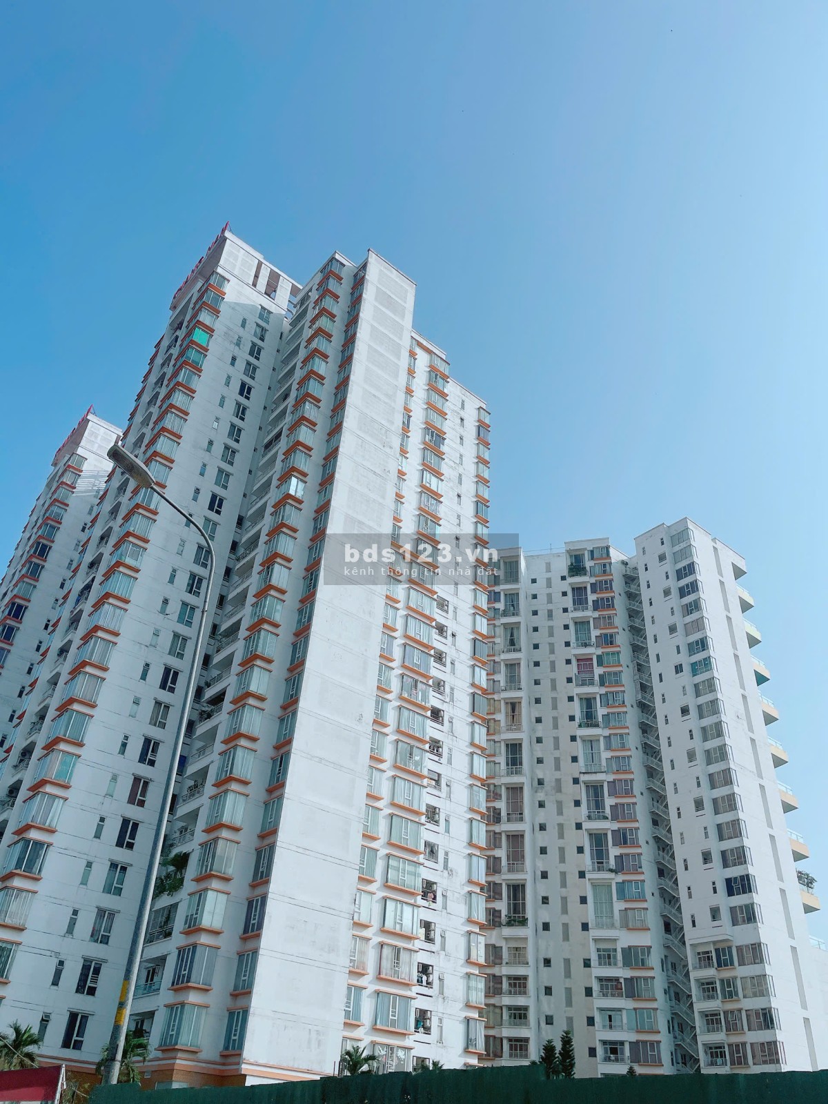 Cần bán gấp nền Nhà Phố Lô A-100m2 đường 14m KDC 13E Làng Việt Kiều đã có Móng cọc