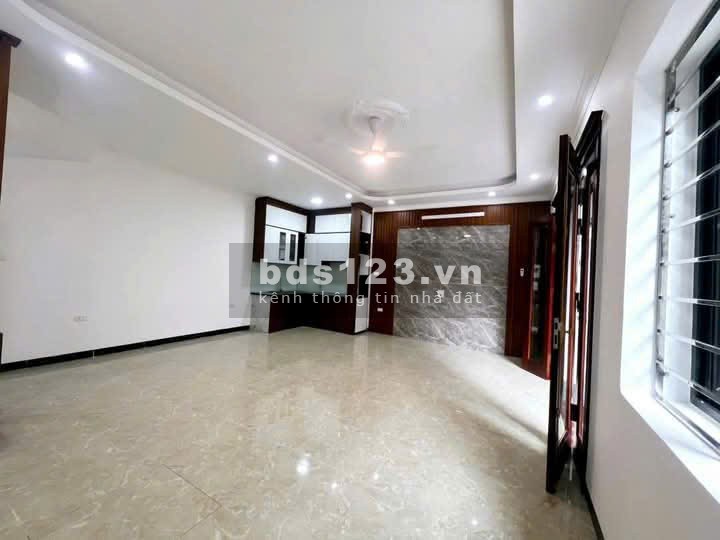 Nhà mới koong tại Thạch Bàn - Ôtô đỗ cổng - Thoáng sáng - Giá tốt