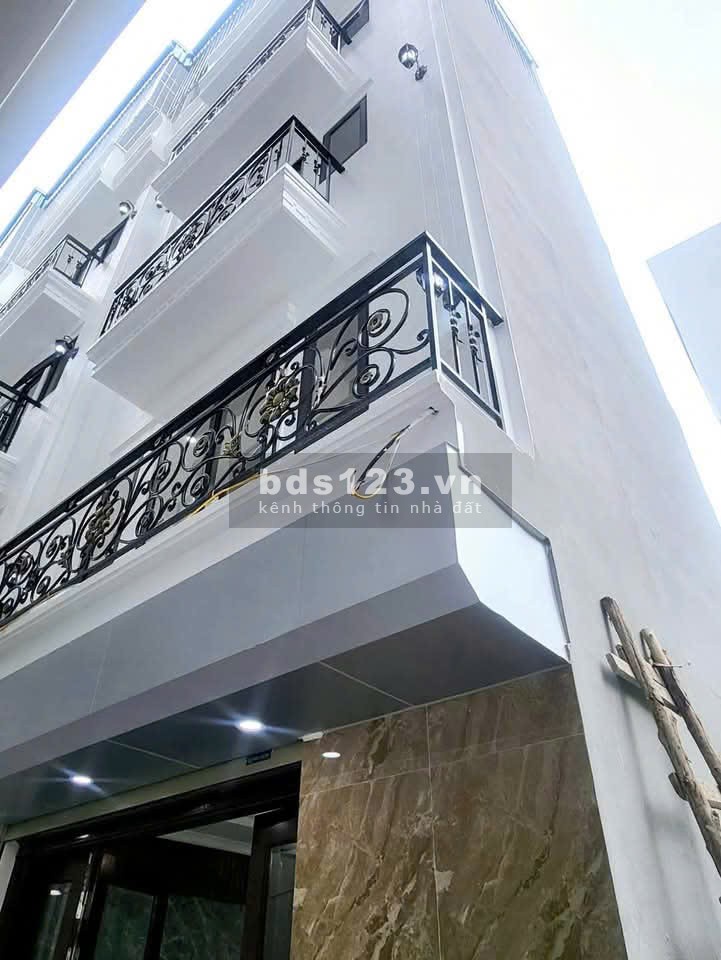 Nhà mới koong tại Thạch Bàn - Ôtô đỗ cổng - Thoáng sáng - Giá tốt
