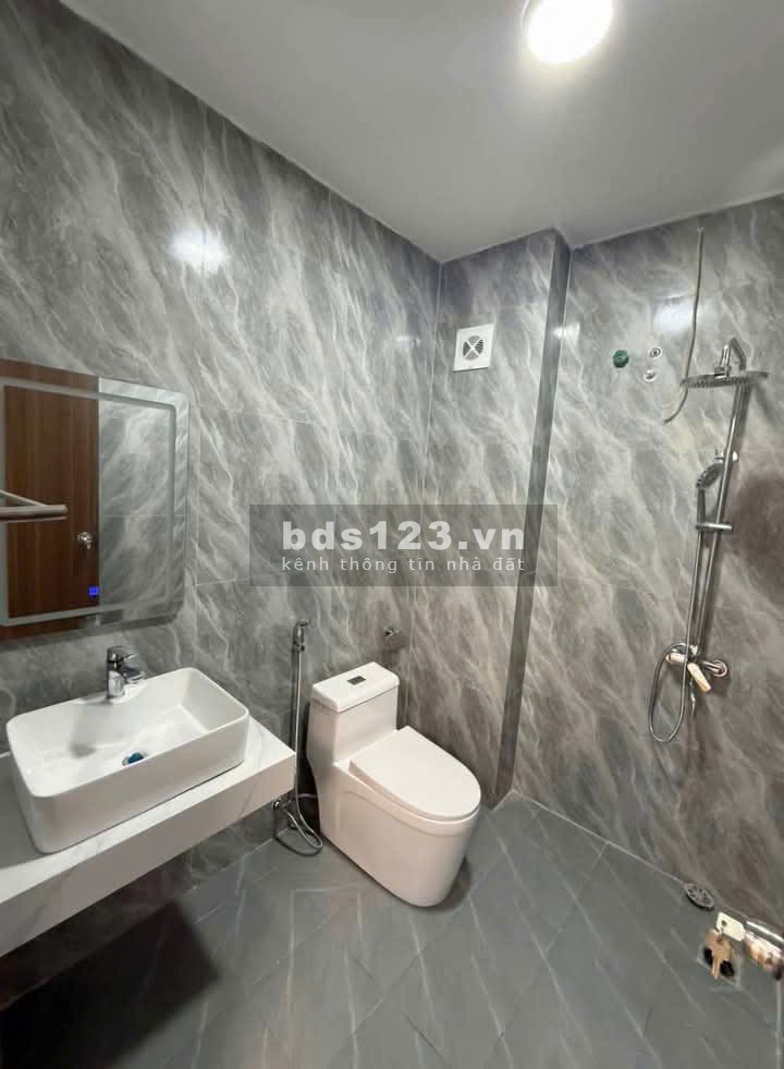 Nhà mới koong tại Thạch Bàn - Ôtô đỗ cổng - Thoáng sáng - Giá tốt