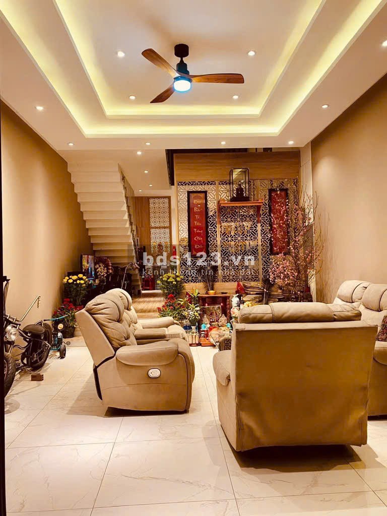 Nhà đẹp với kiến trúc hiện đại và không gian xanh tại trung tâm Dĩ An