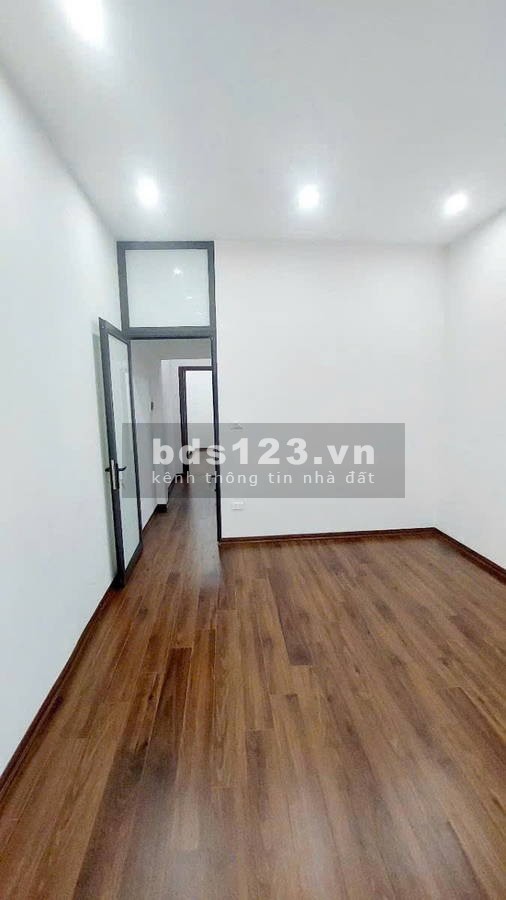 Bán gấp nhà Cầu Giấy, ô tô đỗ cổng, ngõ rộng thoáng, 5 tầng, giá nhỉnh 12 tỷ