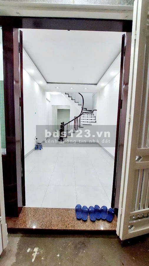 Bán gấp nhà Cầu Giấy, ô tô đỗ cổng, ngõ rộng thoáng, 5 tầng, giá nhỉnh 12 tỷ