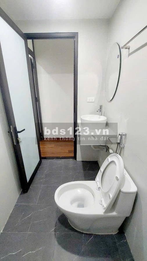 Bán gấp nhà Cầu Giấy, ô tô đỗ cổng, ngõ rộng thoáng, 5 tầng, giá nhỉnh 12 tỷ