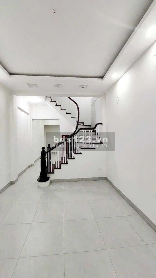 Bán gấp nhà Cầu Giấy, ô tô đỗ cổng, ngõ rộng thoáng, 5 tầng, giá nhỉnh 12 tỷ