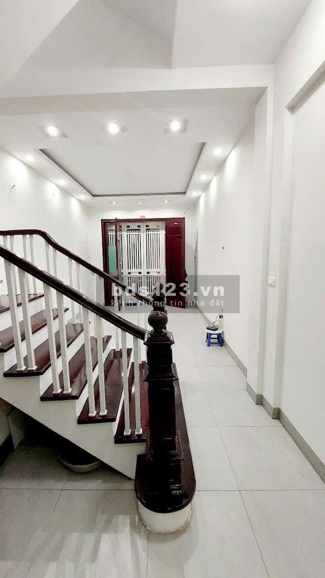 Bán gấp nhà Cầu Giấy, ô tô đỗ cổng, ngõ rộng thoáng, 5 tầng, giá nhỉnh 12 tỷ