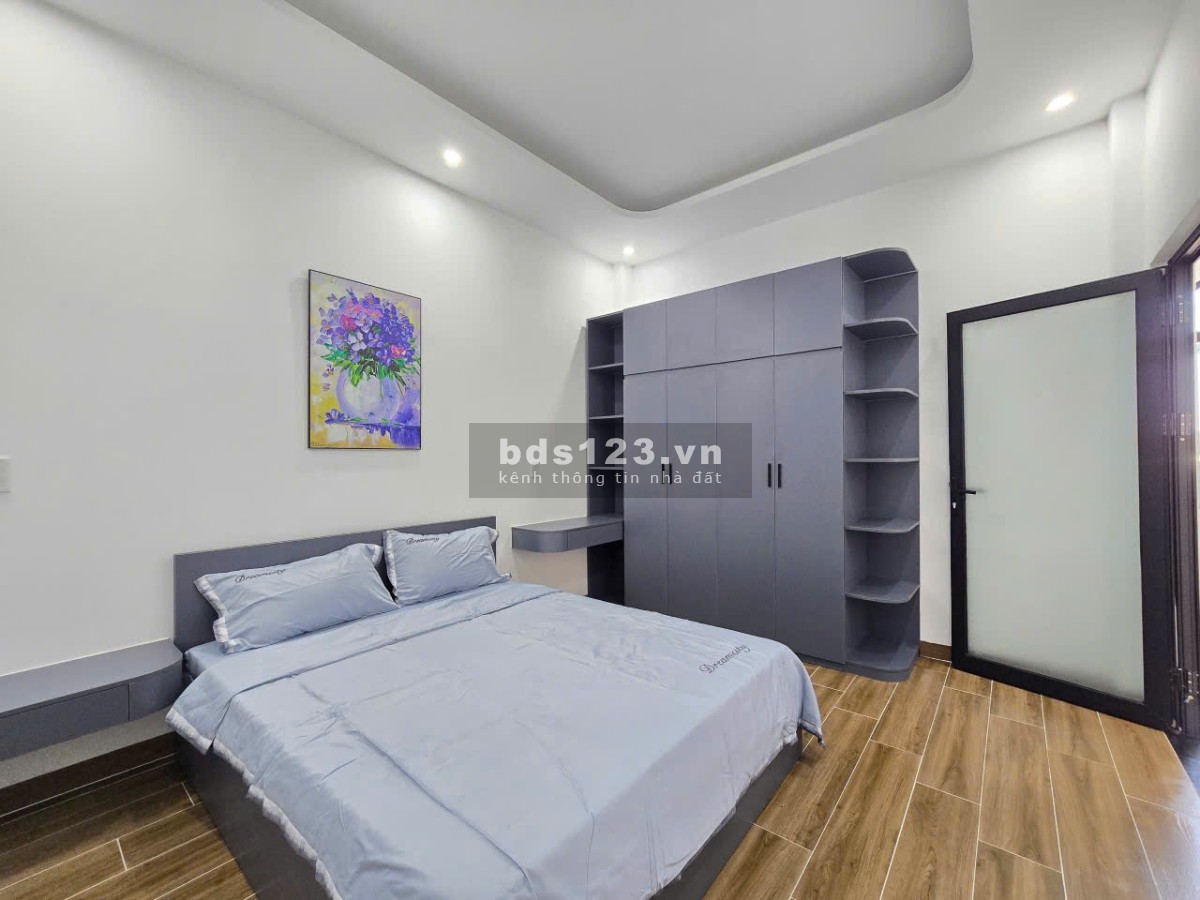 NHÀ KIỆT Ô TÔ ĐẬU TRONG SÂN – ĐƯỜNG TÔN ĐẢN