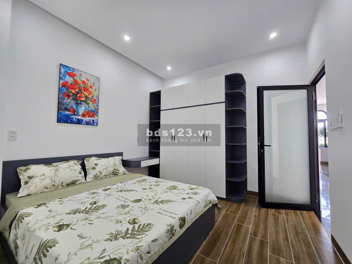 NHÀ KIỆT Ô TÔ ĐẬU TRONG SÂN – ĐƯỜNG TÔN ĐẢN