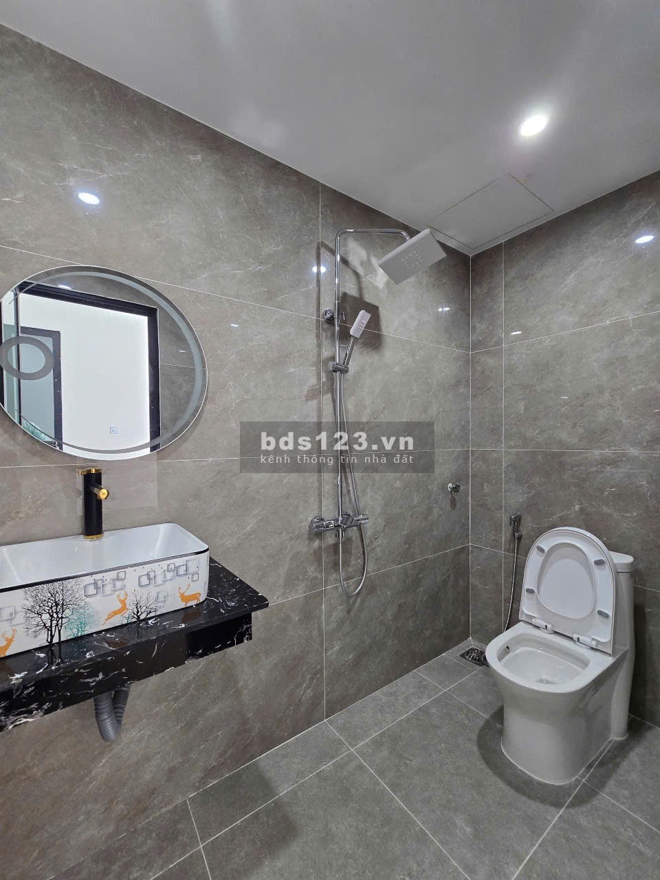 NHÀ KIỆT Ô TÔ ĐẬU TRONG SÂN – ĐƯỜNG TÔN ĐẢN