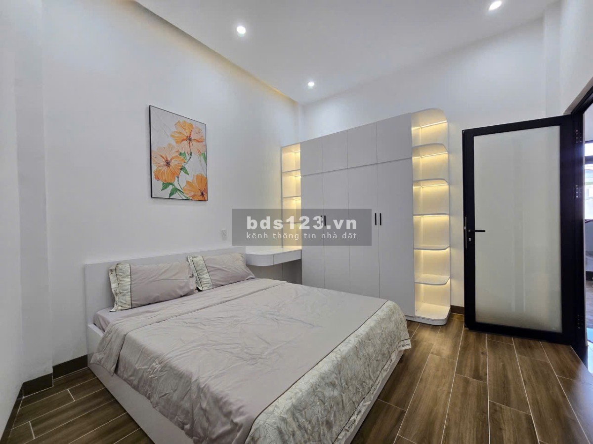 NHÀ KIỆT Ô TÔ ĐẬU TRONG SÂN – ĐƯỜNG TÔN ĐẢN
