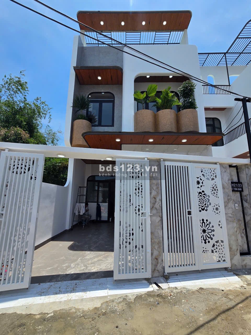 NHÀ KIỆT Ô TÔ ĐẬU TRONG SÂN – ĐƯỜNG TÔN ĐẢN
