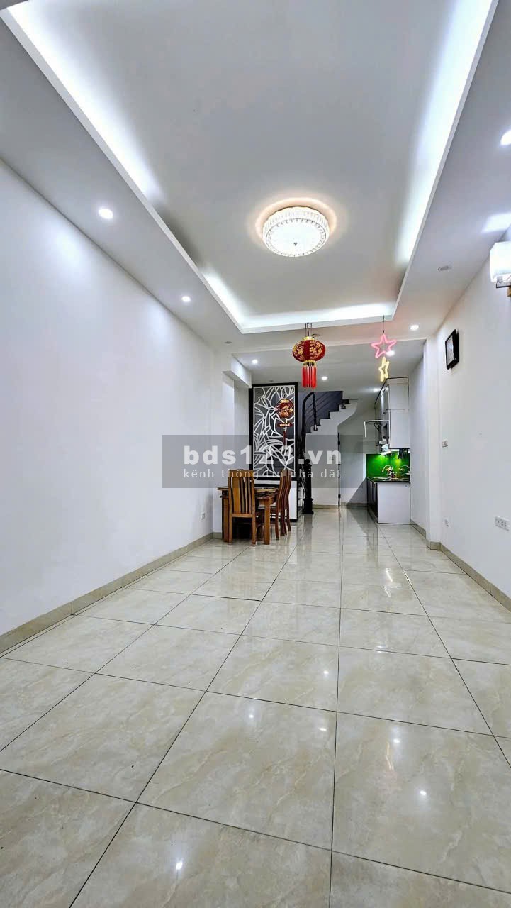BÁN NHÀ 5 TẦNG - TẠI TRUNG TÂM VIỆT HƯNG, ÔTÔ ĐỖ SÁT CỬA - CẠNH PHỐ CHÍNH - NGÕ NÔNG THOÁNG