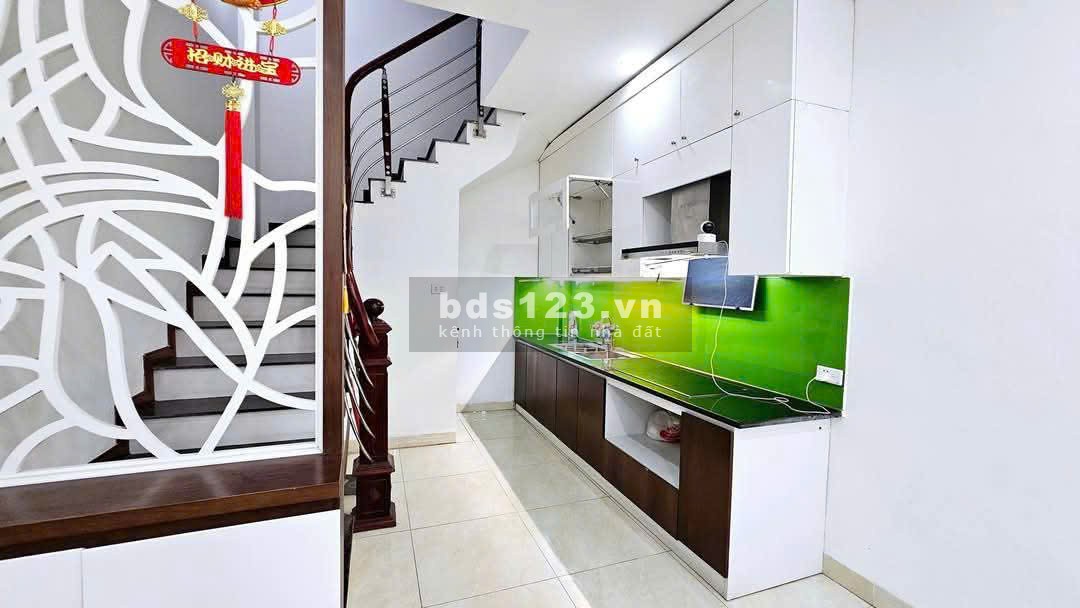 BÁN NHÀ 5 TẦNG - TẠI TRUNG TÂM VIỆT HƯNG, ÔTÔ ĐỖ SÁT CỬA - CẠNH PHỐ CHÍNH - NGÕ NÔNG THOÁNG