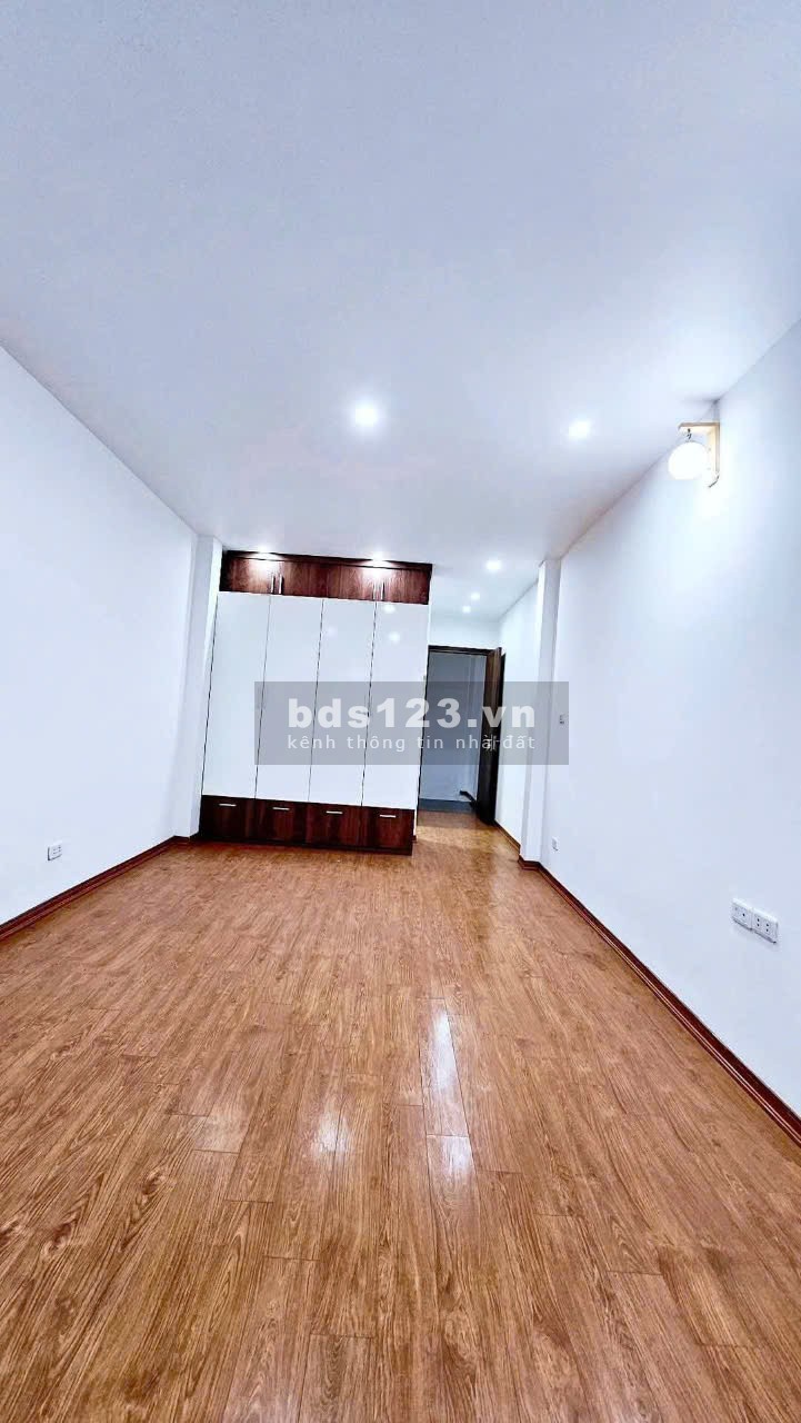 BÁN NHÀ 5 TẦNG - TẠI TRUNG TÂM VIỆT HƯNG, ÔTÔ ĐỖ SÁT CỬA - CẠNH PHỐ CHÍNH - NGÕ NÔNG THOÁNG