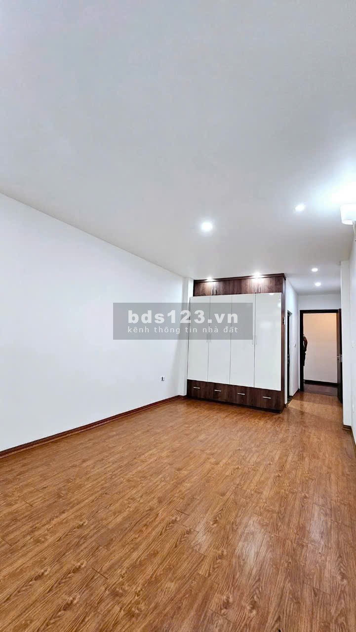 BÁN NHÀ 5 TẦNG - TẠI TRUNG TÂM VIỆT HƯNG, ÔTÔ ĐỖ SÁT CỬA - CẠNH PHỐ CHÍNH - NGÕ NÔNG THOÁNG